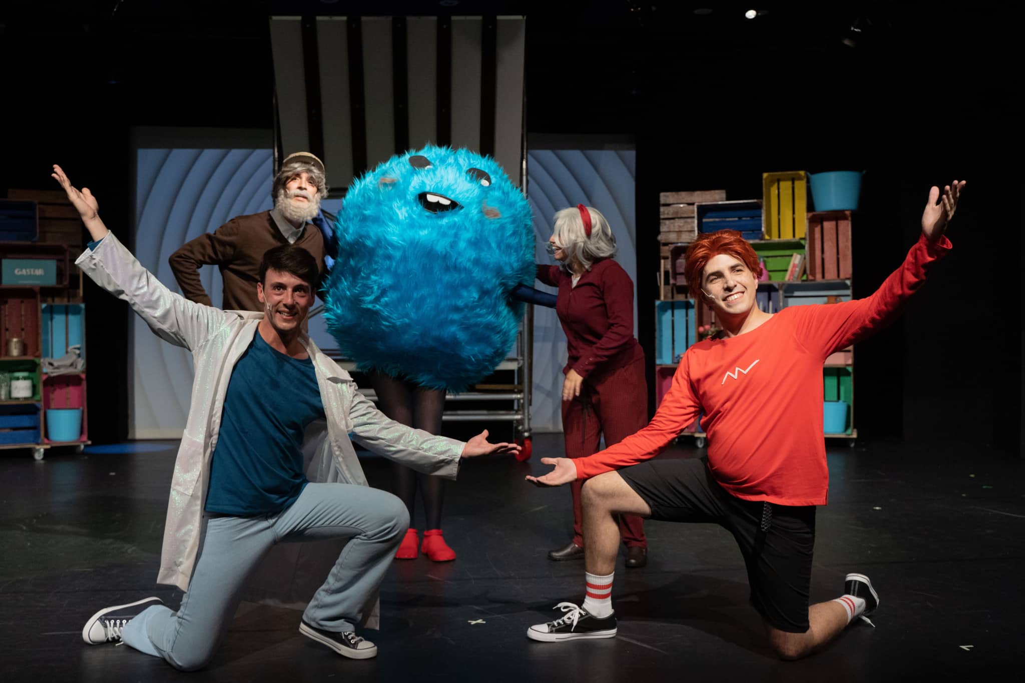 Atores da peça de teatro Doutor Finanças e a Bata Mágica numa das cenas da peça