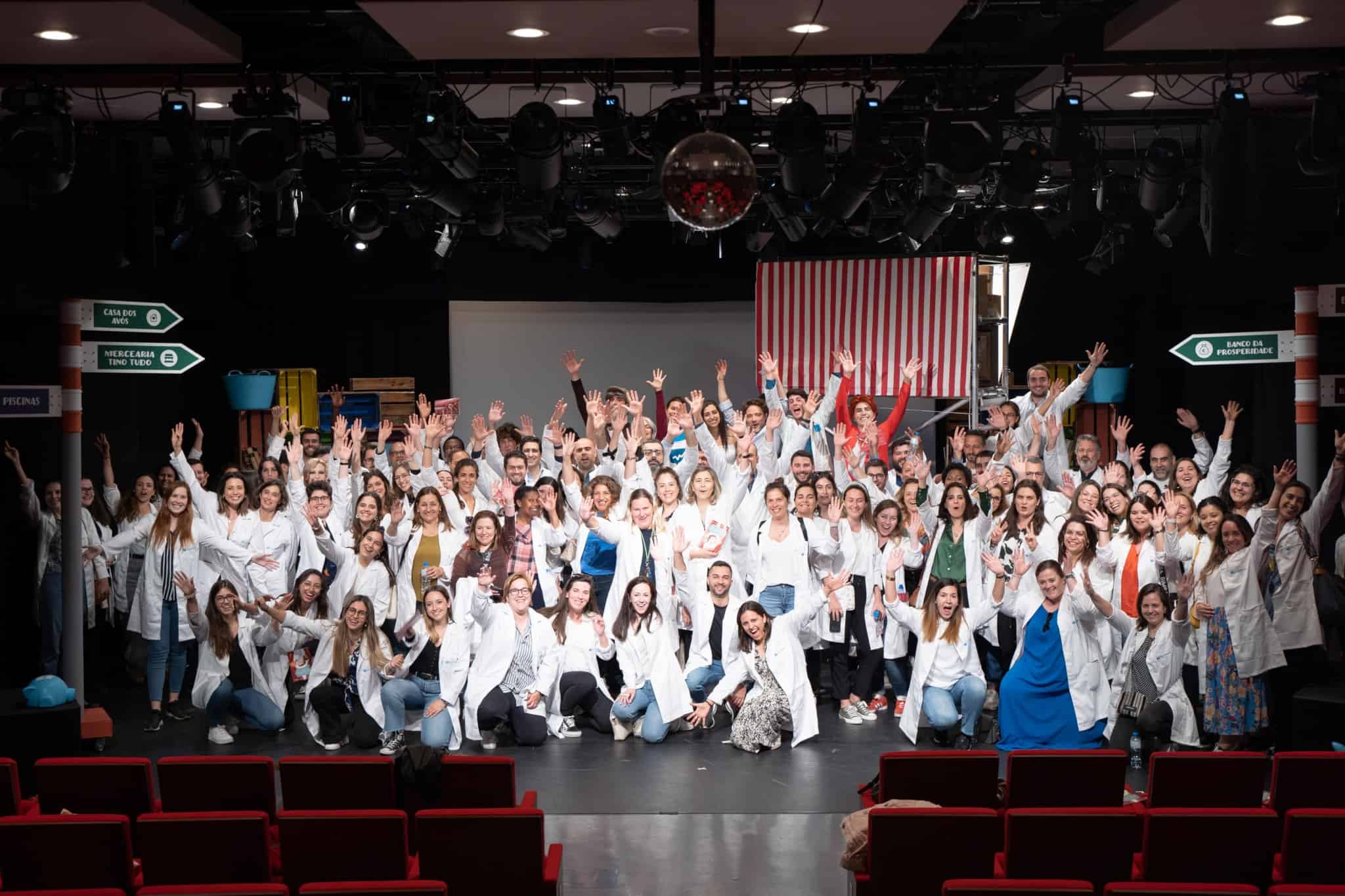 A equipa do Doutor Finanças no meio do palco onde se desenrola a peça de teatro.
