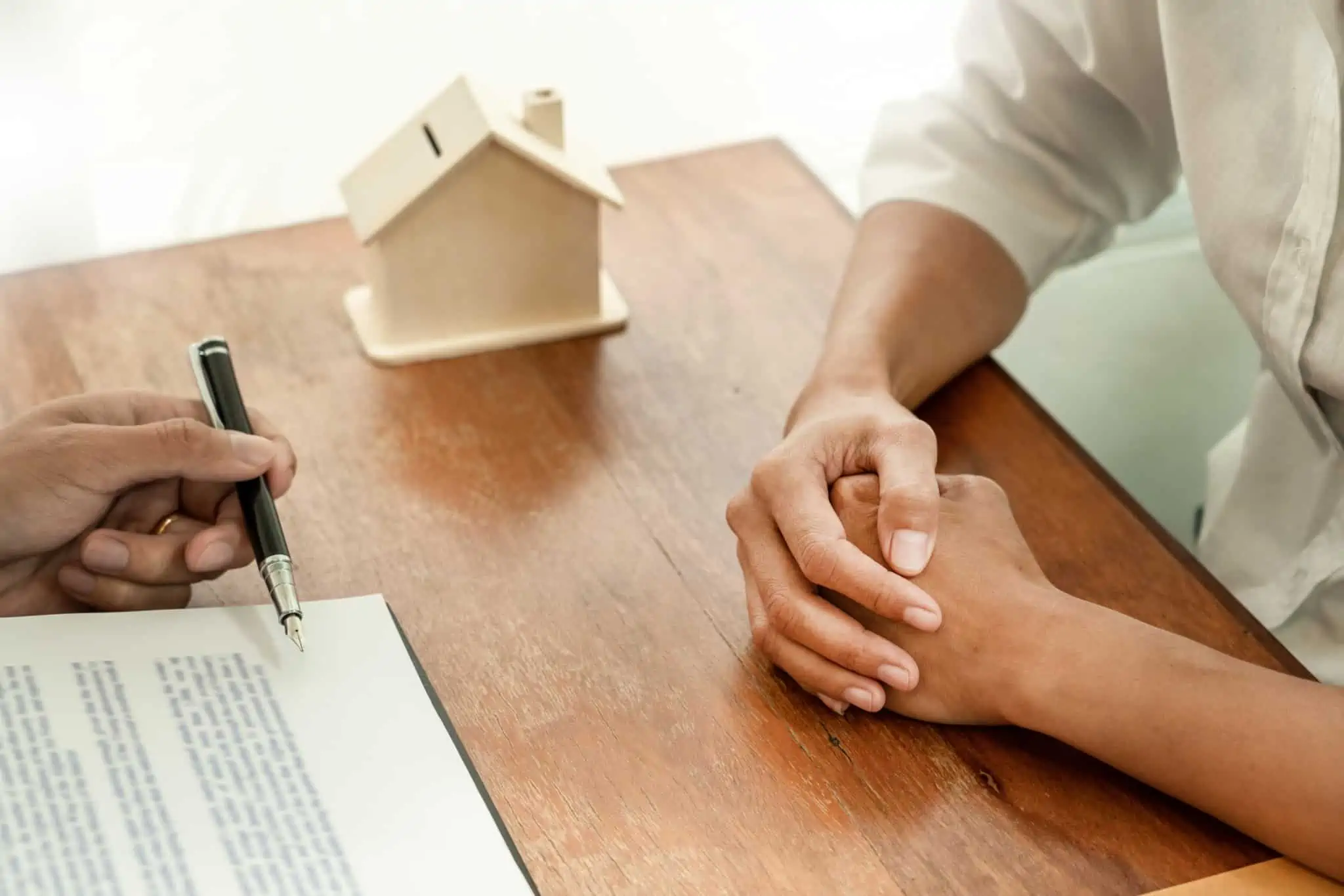 Imagem de duas pessoas a celebrar um contrato de crédito habitação - numa alusão à compra da primeira casa