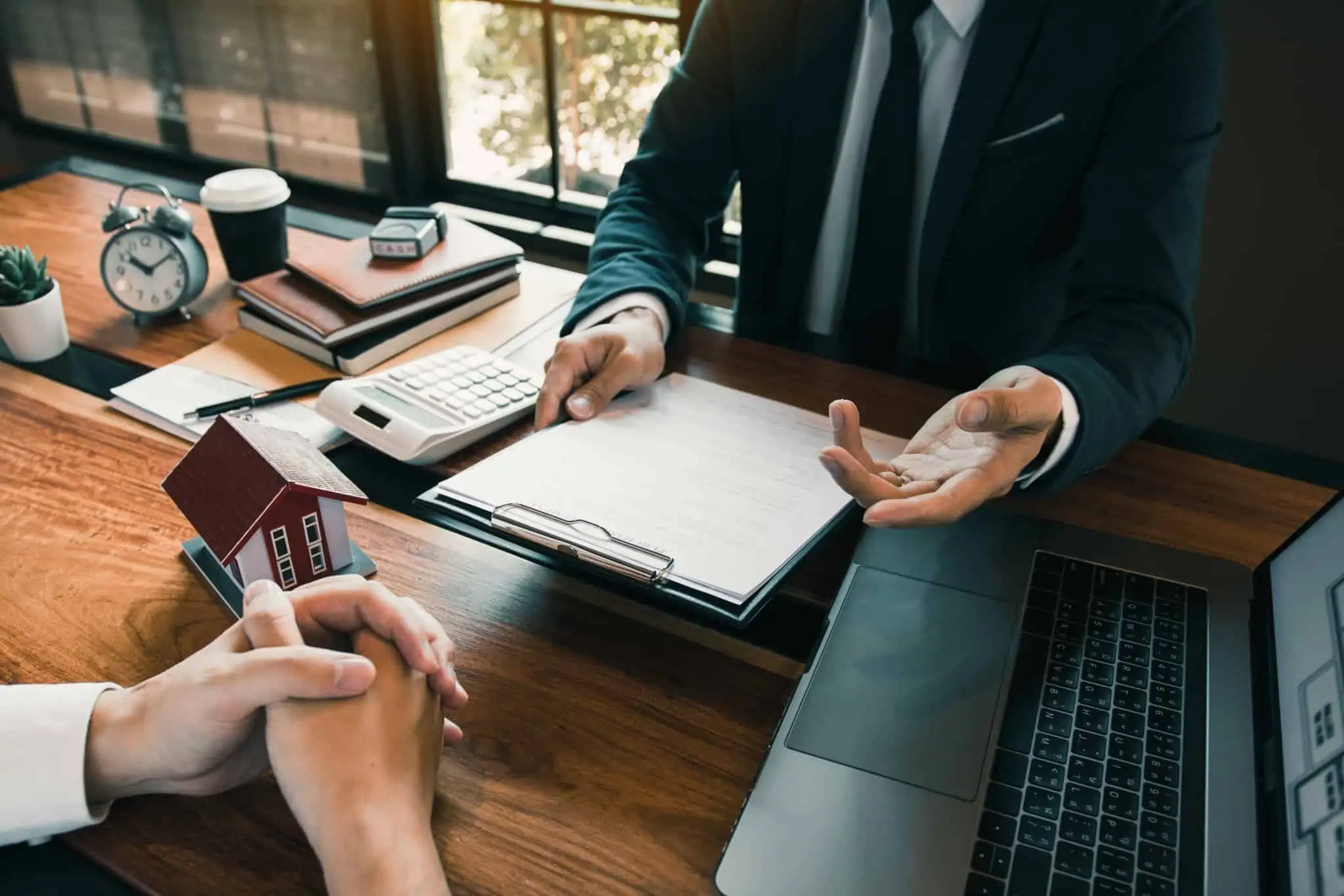 Como analisar a FINE de uma proposta de crédito habitação? homens sentados à mesa analisam a FINE, a ficha que contém informação que deve guiar a compração de propostas dos bancos para crédito habitação