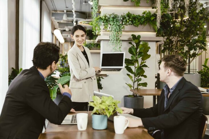 dois jovens rapazes em reuniáo com uma jovem caracterizam o ambiente de equipa estimuado no mercado de trabalho em Portugal