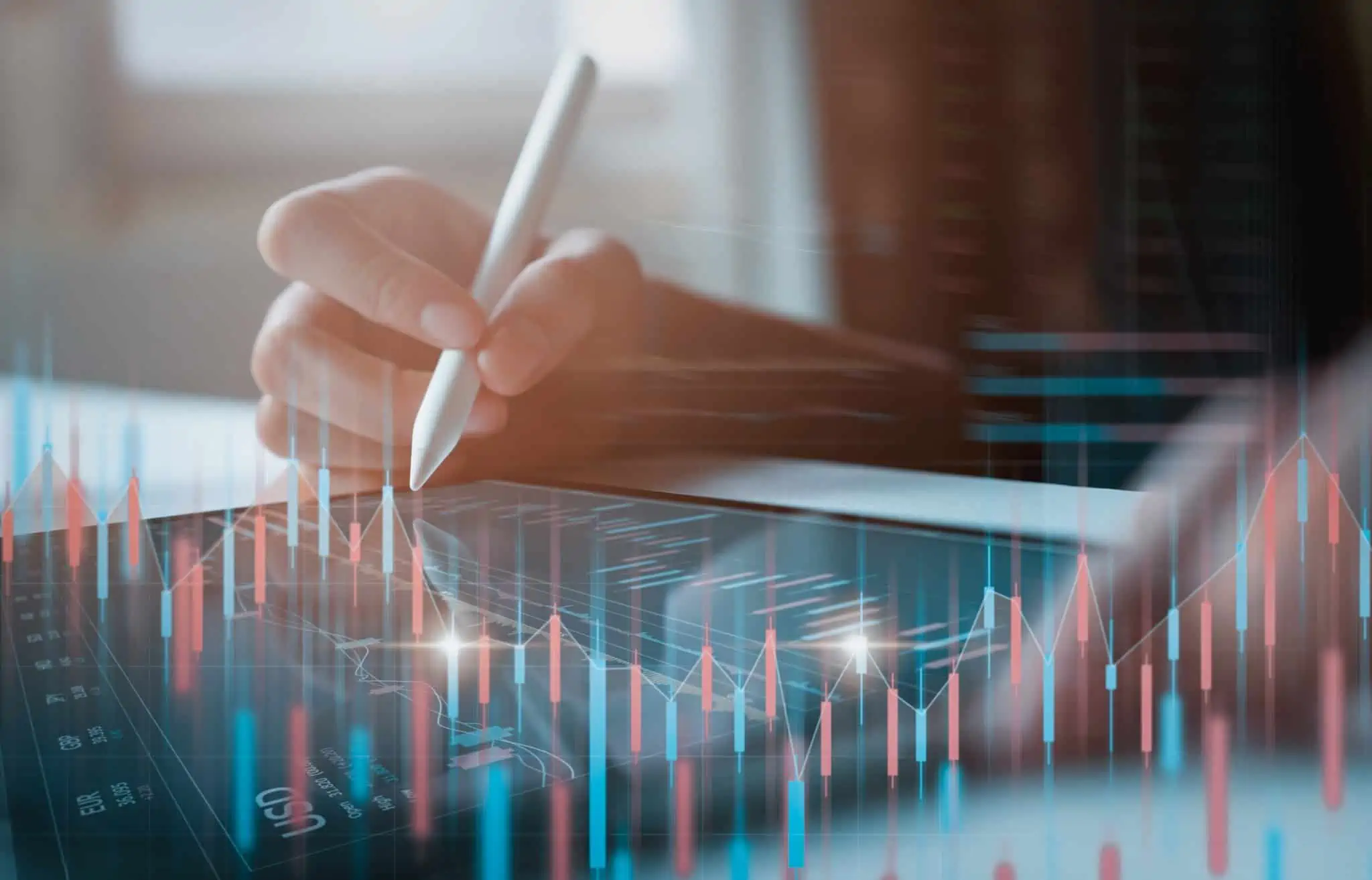 mão segura caneta que percorre tablet que, em 3D, projeta cruzamento de informações de uma análise fundamental em investimento em ações