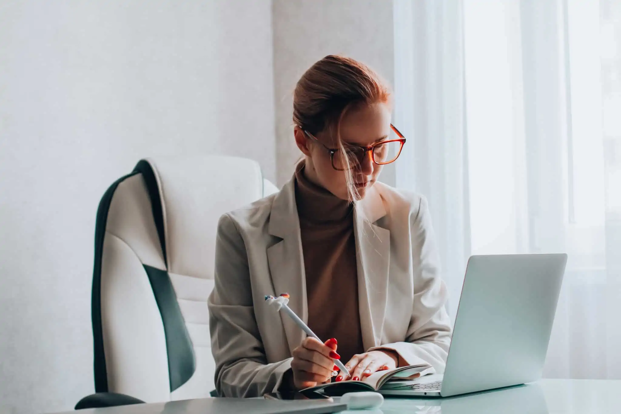 Quanto se desconta para a Segurança Social? jovem mulher ao computador para saber quanto se desconta para a Segurança Social