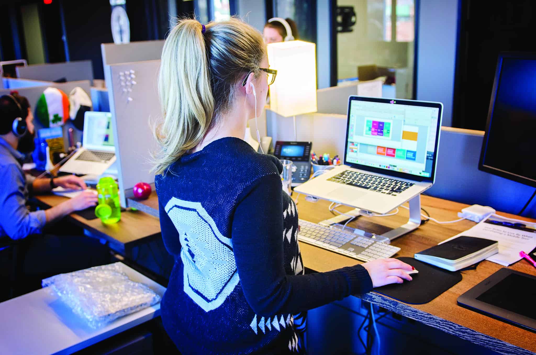 jovem mulher no escritóio, a trabalhar no computador, no seu primeiro trabalho