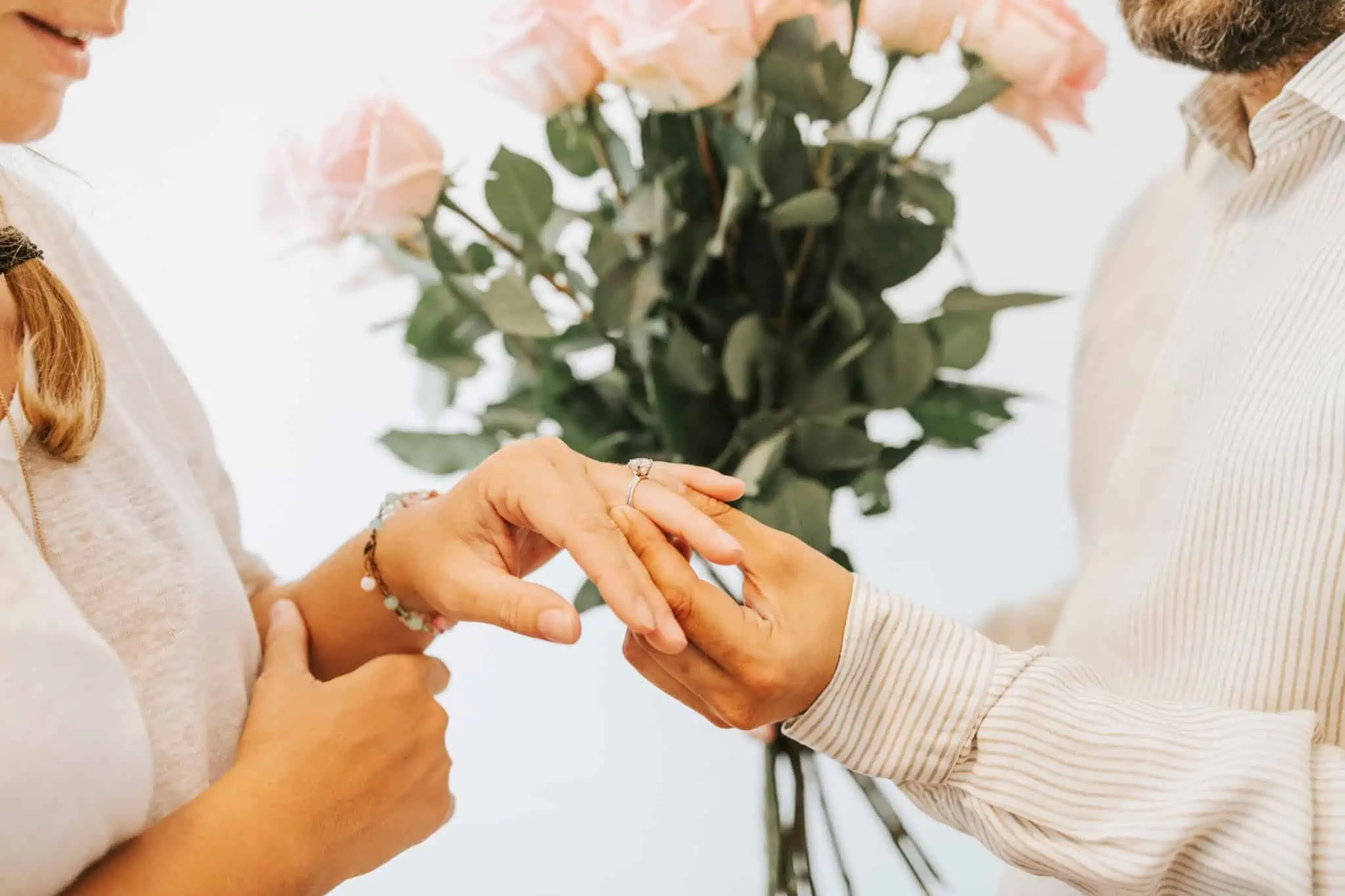 Certidão de casamento: Saiba quanto custa e como pedir homem e mulher a trocar alianças no dia do casamento para depois pedir a certidão de casamento