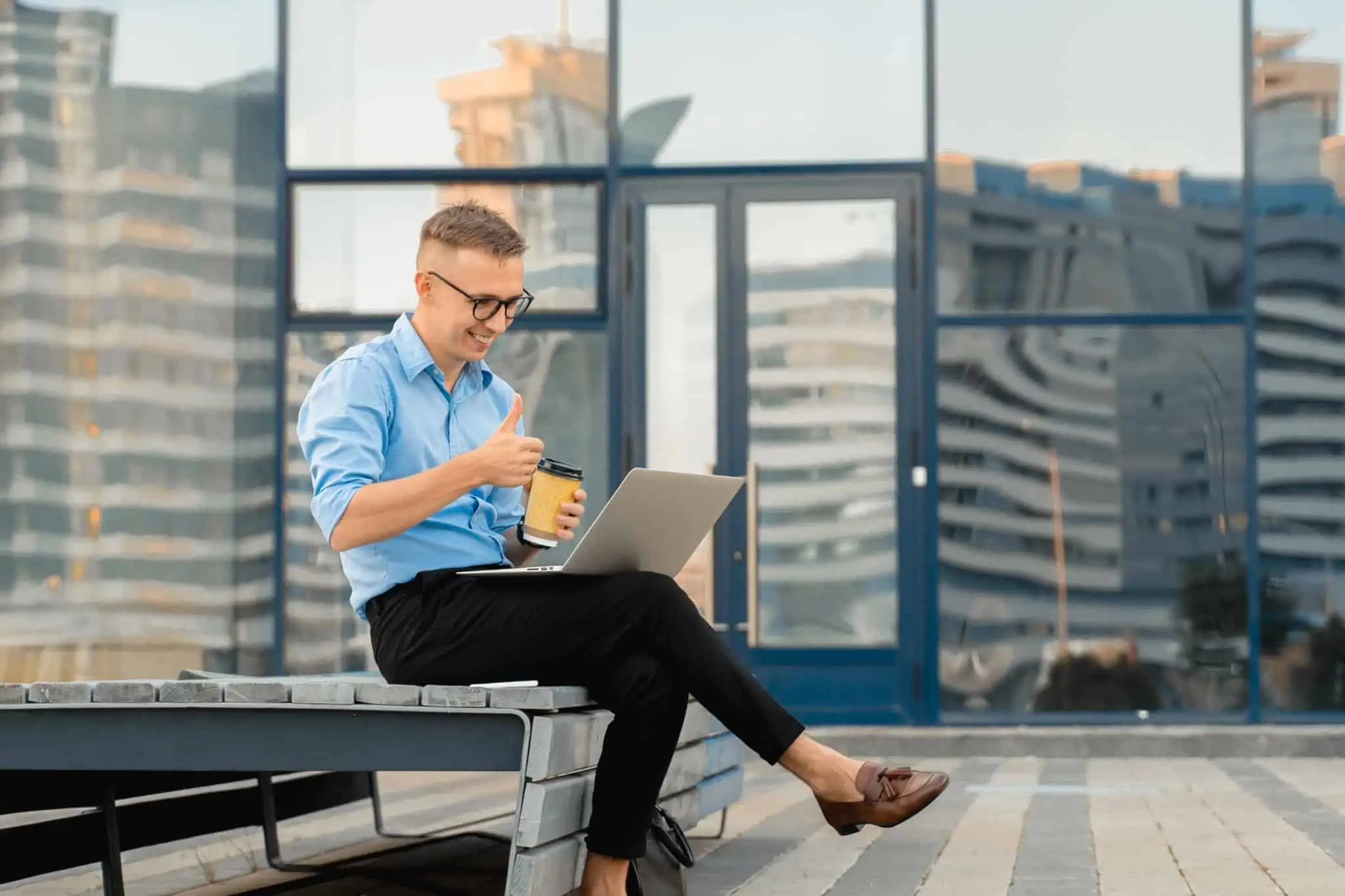 7 objetivos financeiros que o levam à independência financeira jovem rapaz, com um ar polido e profissional, mostra-se feliz ao fazer video chamada no computador, já atingiu os seus objetivos financeiros ou seja, independência