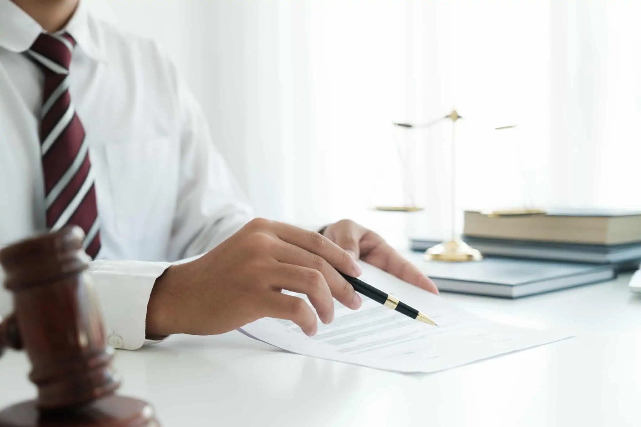 Procuração: O que é, para que serve e como funciona? pessoa em ambiente de escritório a escrever uma minuta de procuração