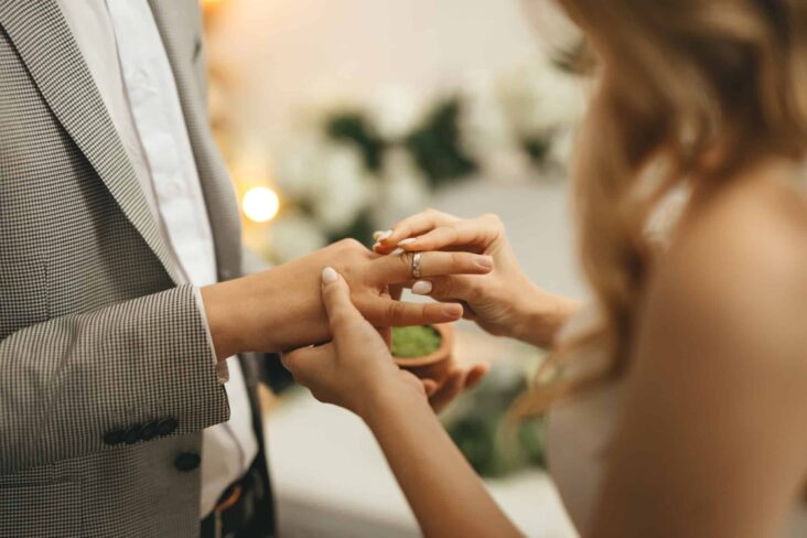 troca de alianças a representar a união de um casal após ter realizado o seu casamento no civil