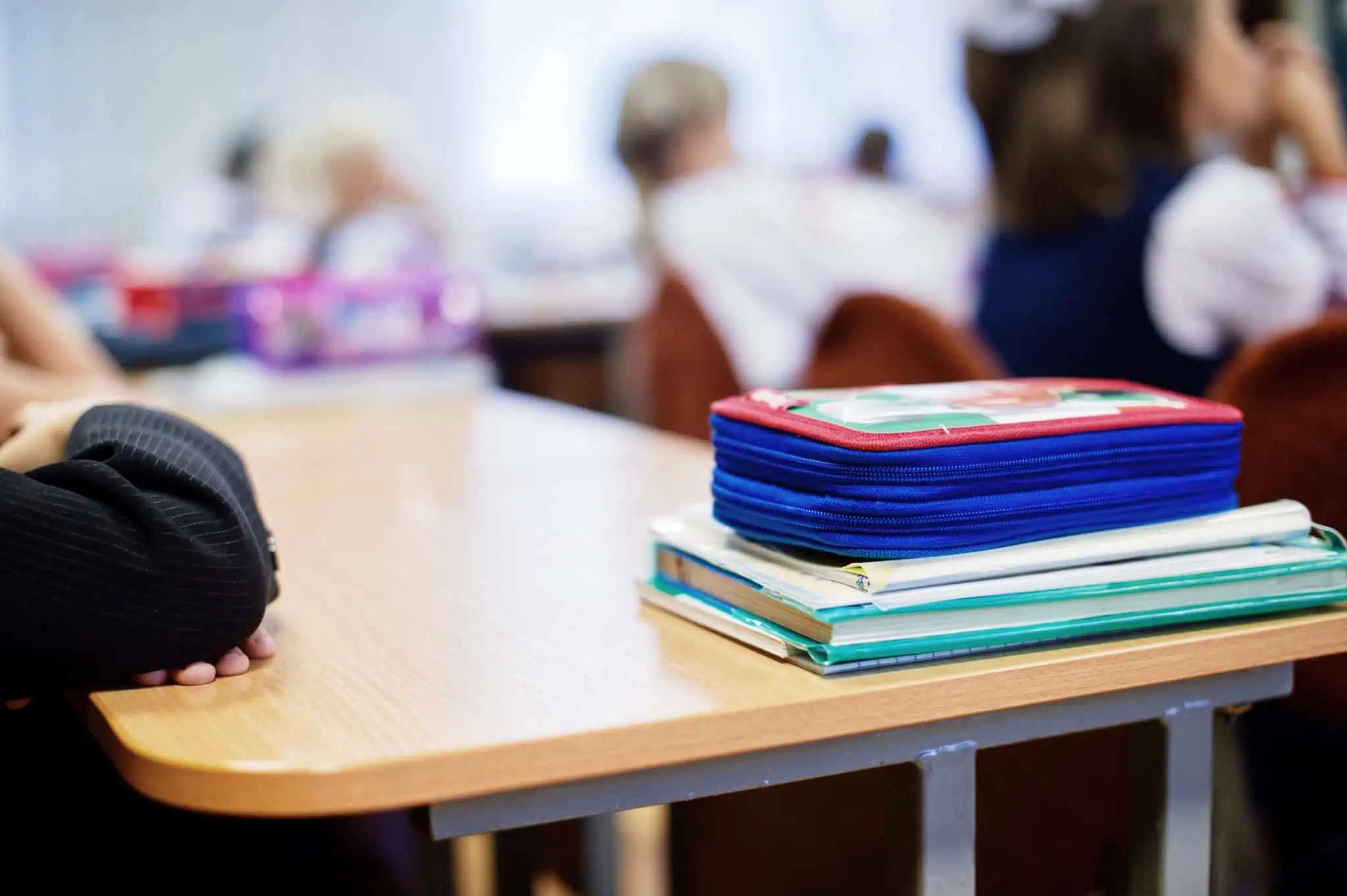 Calendário escolar 2022/2023: Arranque do ano letivo, provas e exames Mesa em sala de aula com livros em cima