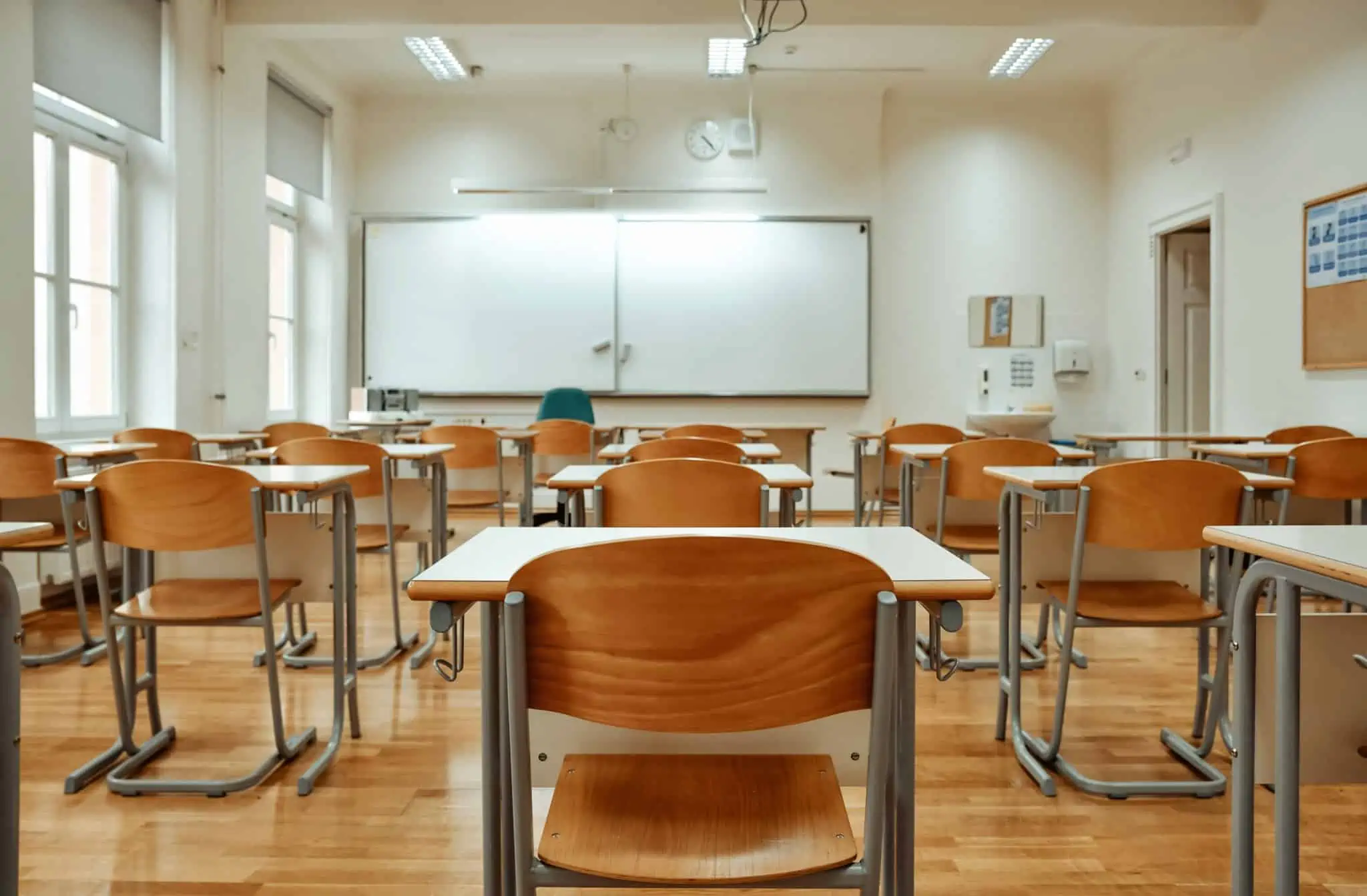 Alternativas à faculdade: 4 sugestões para um rumo profissional diferente Alternativas à faculdade podem passr por formação técnica, como a que é loecionada na sala cgeia de medas , cadeiras e quadros de apoio que se vê nesta imagem