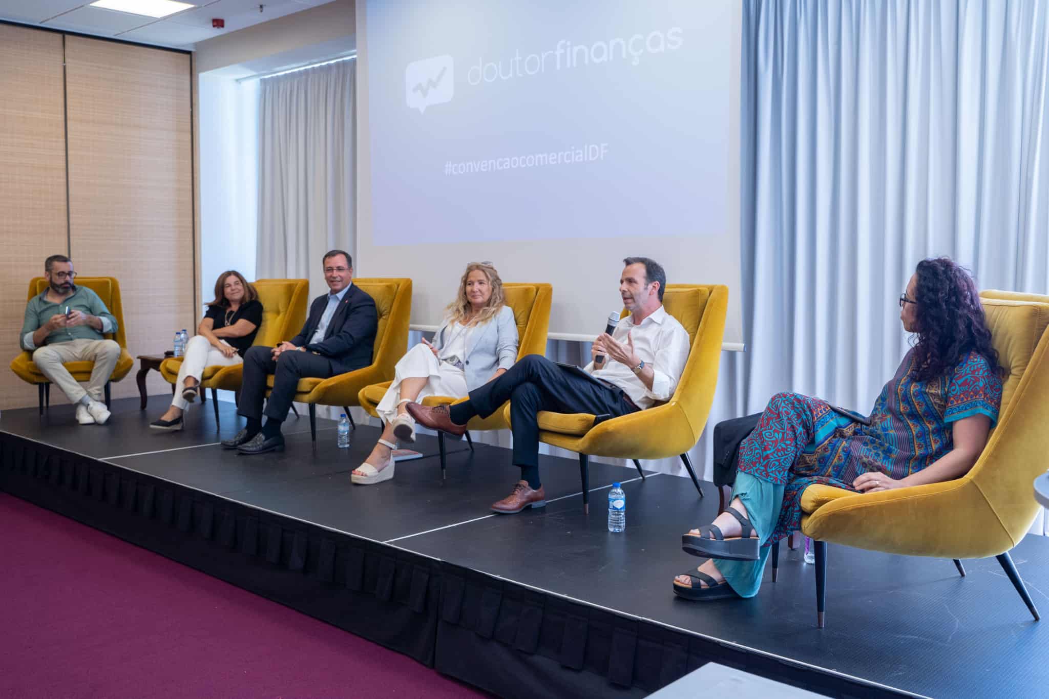 Subida dos juros: “Nunca foi tão relevante o papel de um intermediário” Fotografia do painel do debate "Os desafios do crédito habitação em cenário de inflação e subida de juros". Na imagem: Claúdio Santos (DF), Sandra Dias (Novo Banco), Alberto Torres (BPI), Renata Carvalho (Bankinter), Francisco Ferreira Lima (CGD) e Diana Catarino (DF)