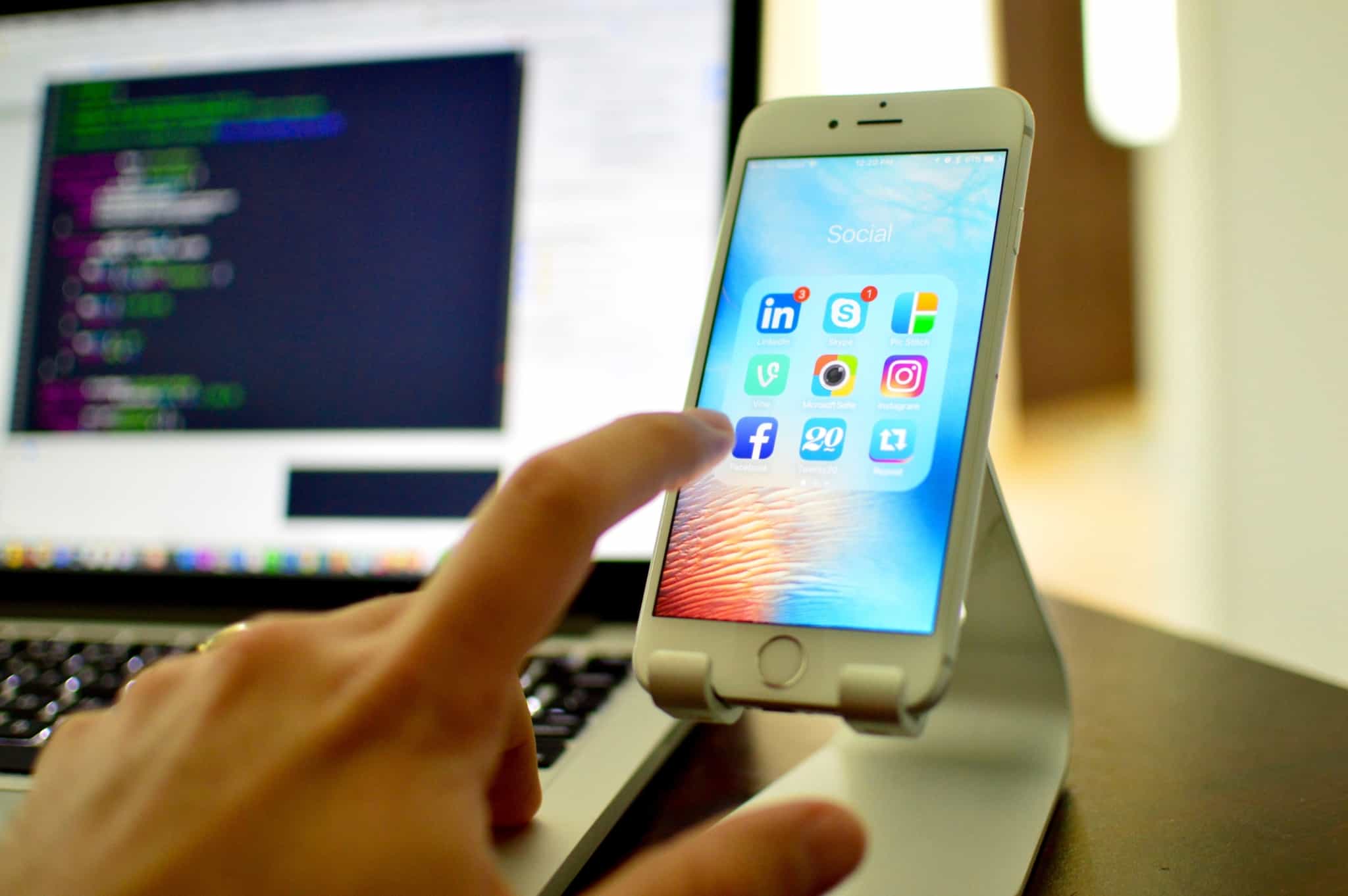 O Facebook mudou de nome. Será um bom investimento? ecran de um smartphone com várias aplicações, entre elas a do Facebook, rede que passou a chamar-se Meta