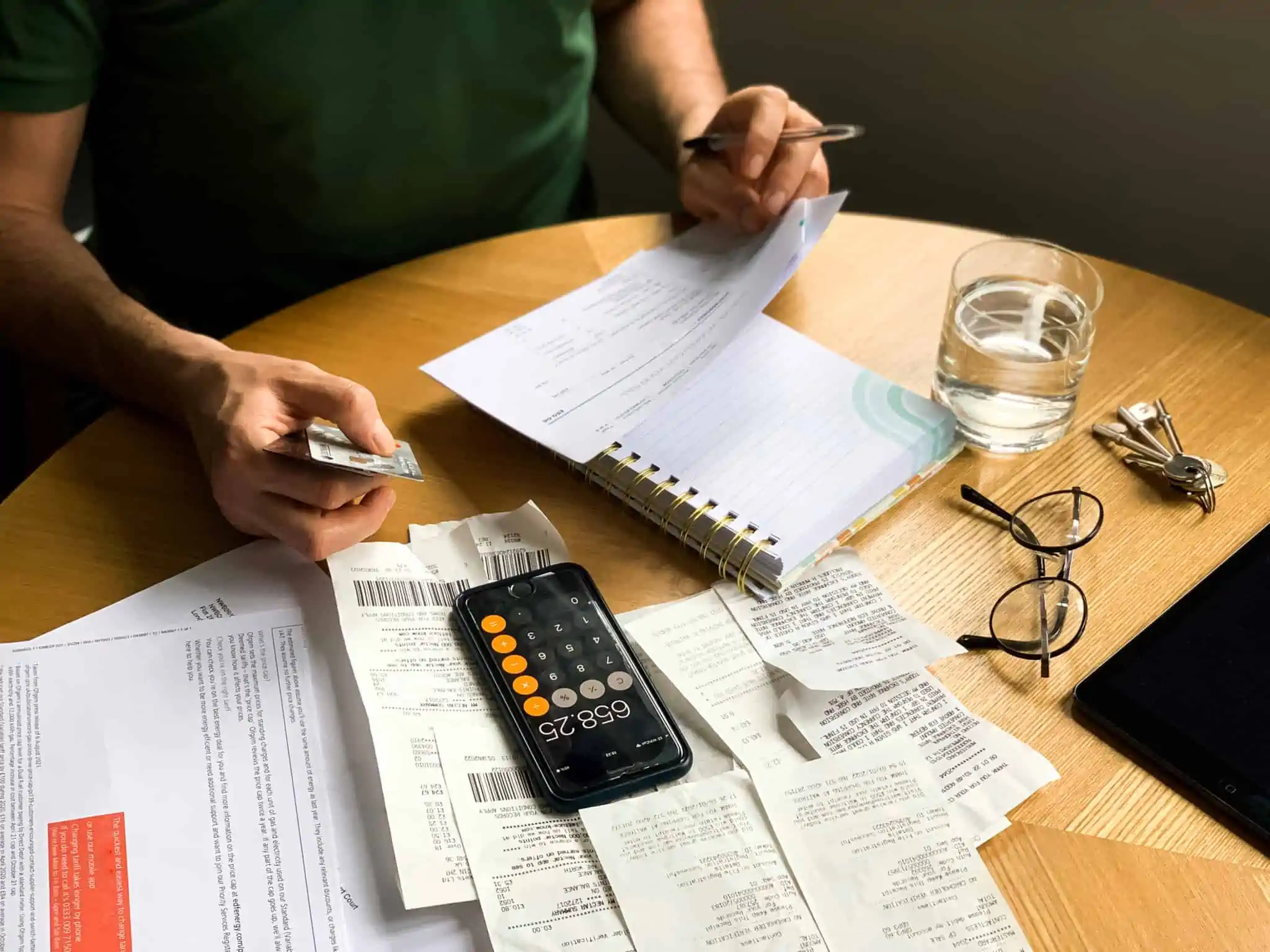 pessoa a fazer contas após utilizar alguns simuladores de crédito consolidado online