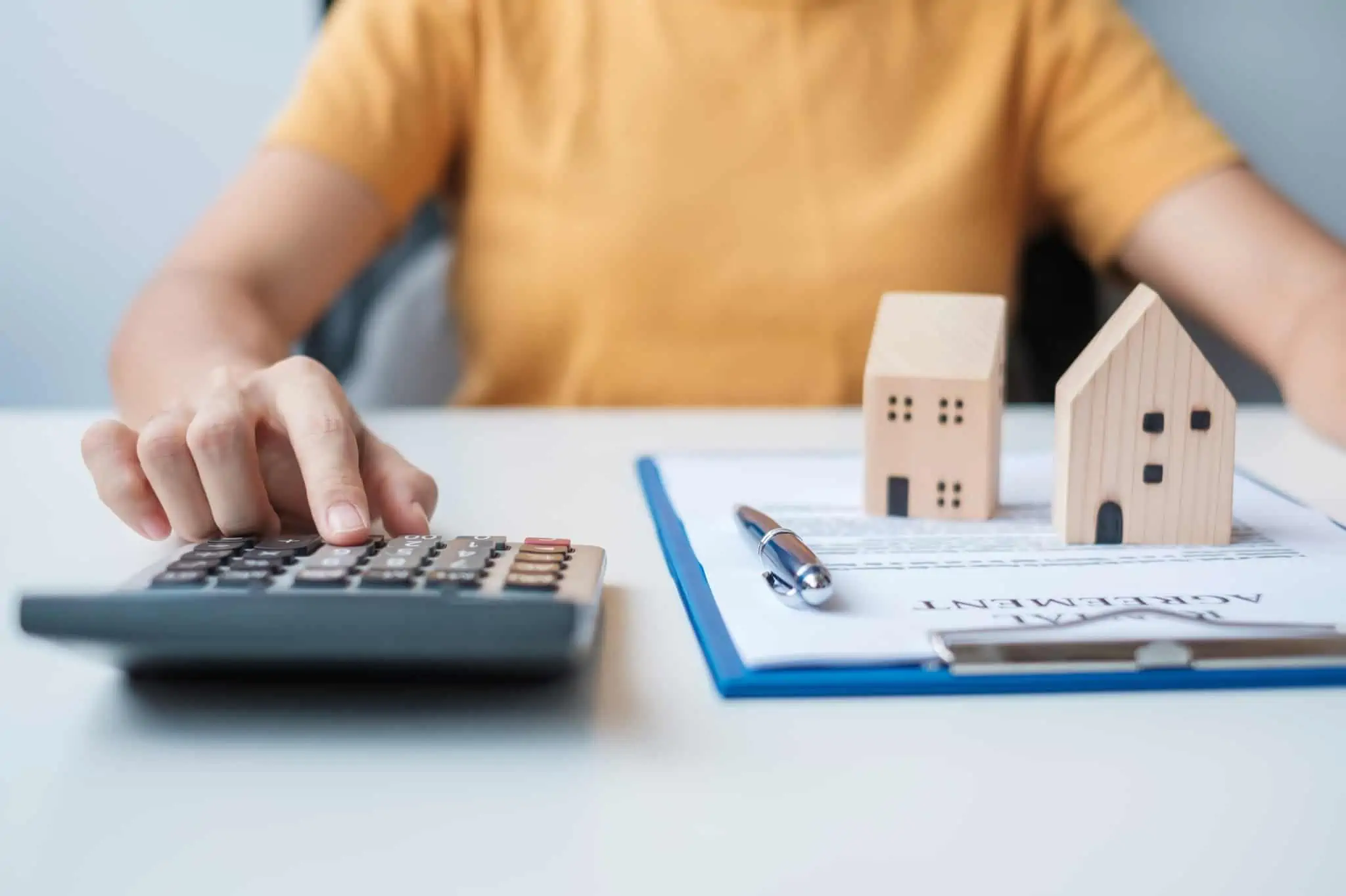 Taxa mista no crédito habitação: é uma boa opção? mulher a fazer contas taxas de juro crédito habitação