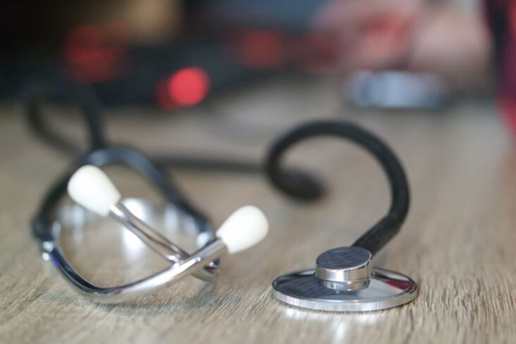 um estetoscópio sobre uma mesa de um gabinete médico ilustra a importância e os cuidados a ter na contratualização de um seguro de saúde