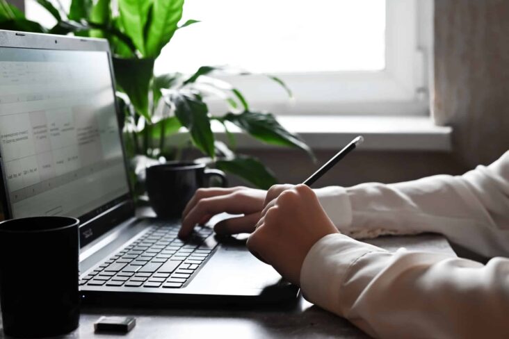 Trabalhador independente no computador a trabalhar num projeto