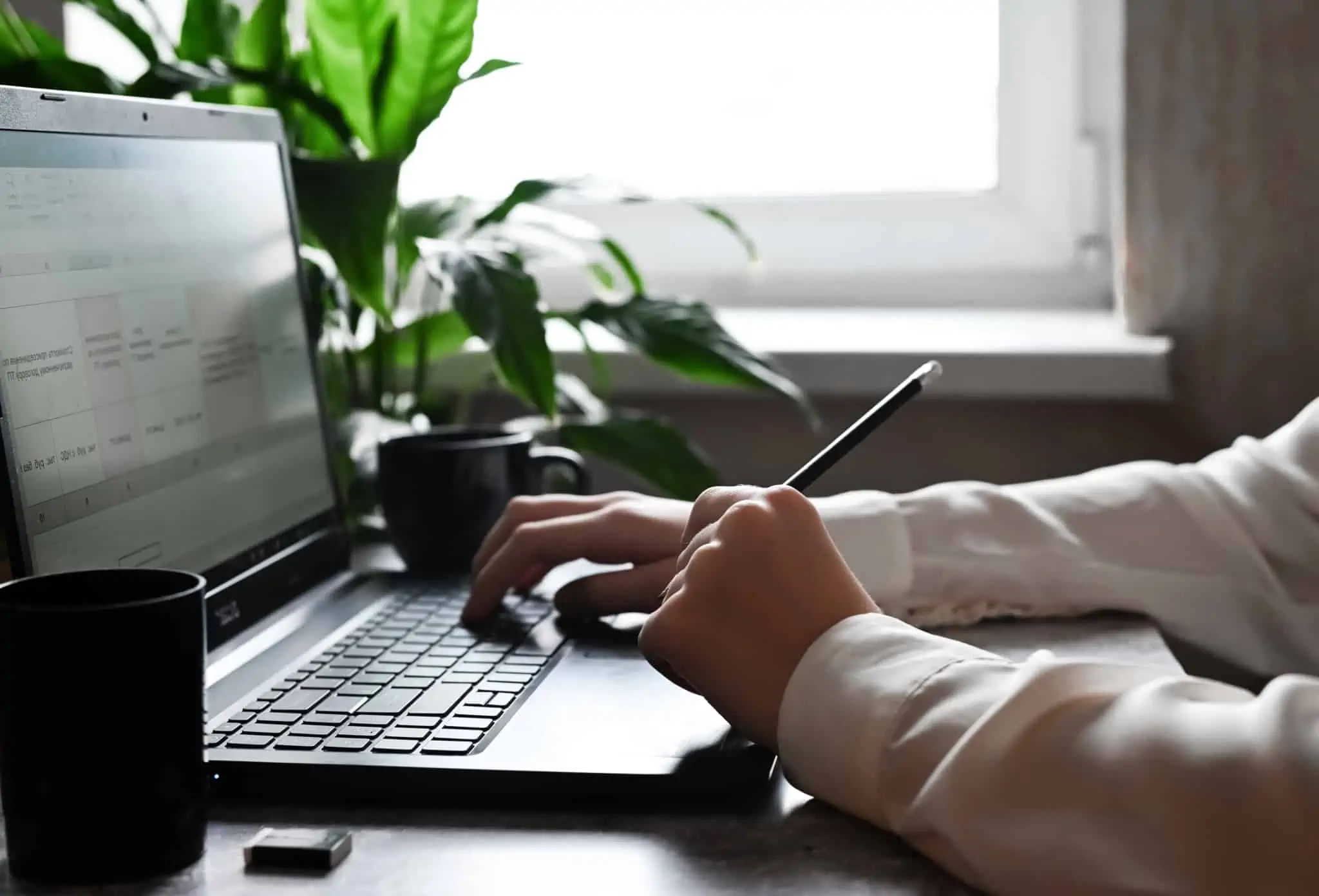 Como anular um ato isolado Trabalhador independente no computador a trabalhar num projeto