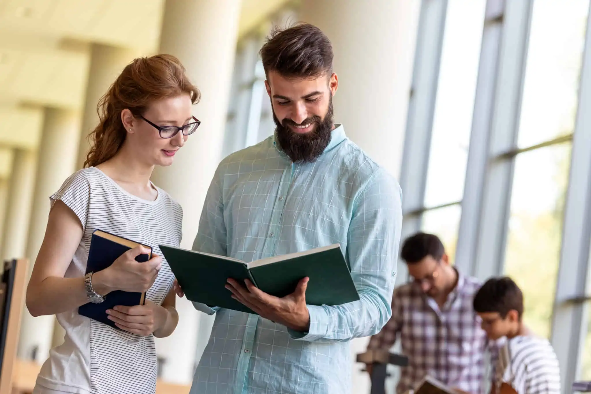 Dois jovens na universidade após conseguirem um crédito para estudantes