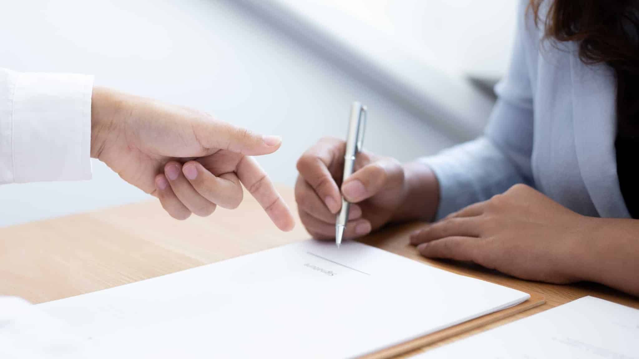 assinatura de documento para apresentar queixa por falta de apoio numa situação de incumprimento