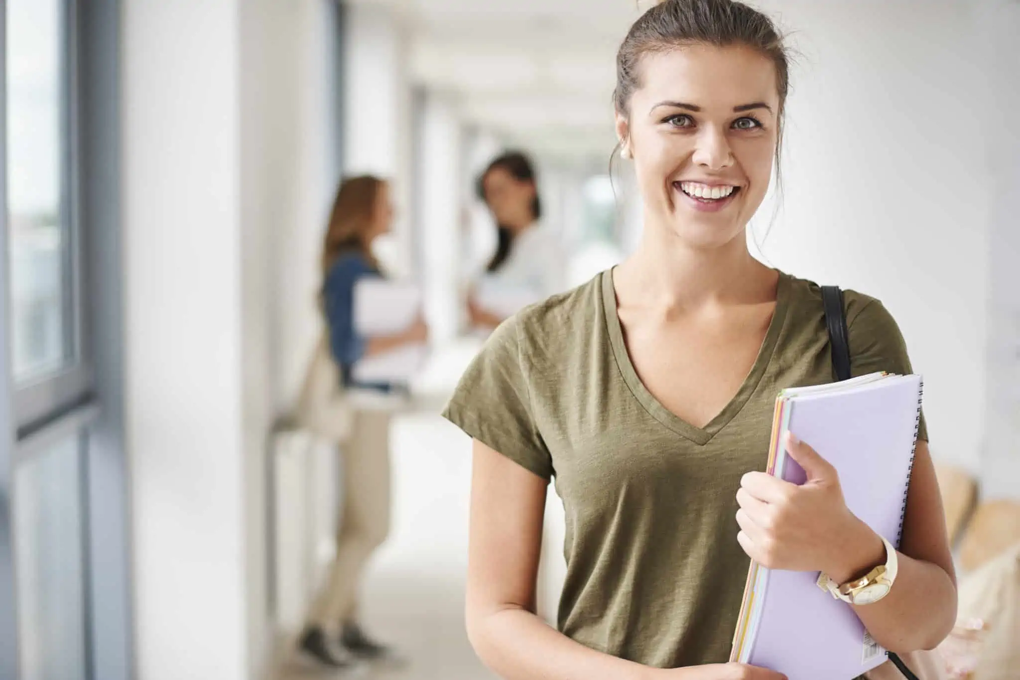 mulher na universidade depois de informar-se como financiar uma pós-graduação ou um mestrado