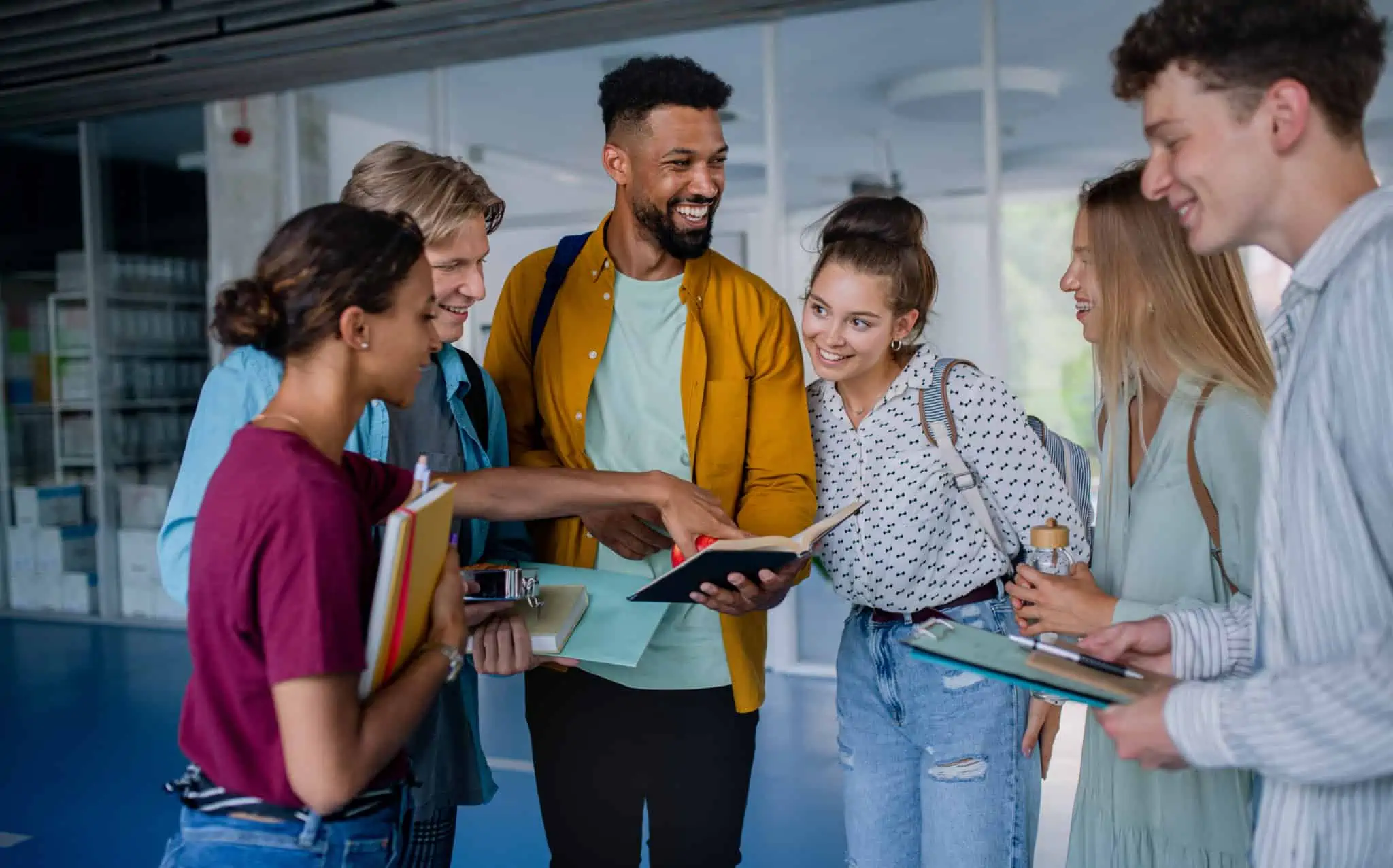 Quanto pode custar a licenciatura do meu filho? grupo de jovens, rapazes e raparigas, na universidade, um passo no seu percurso que leva muitas famílias a questionar quanto pode custar licenciatura
