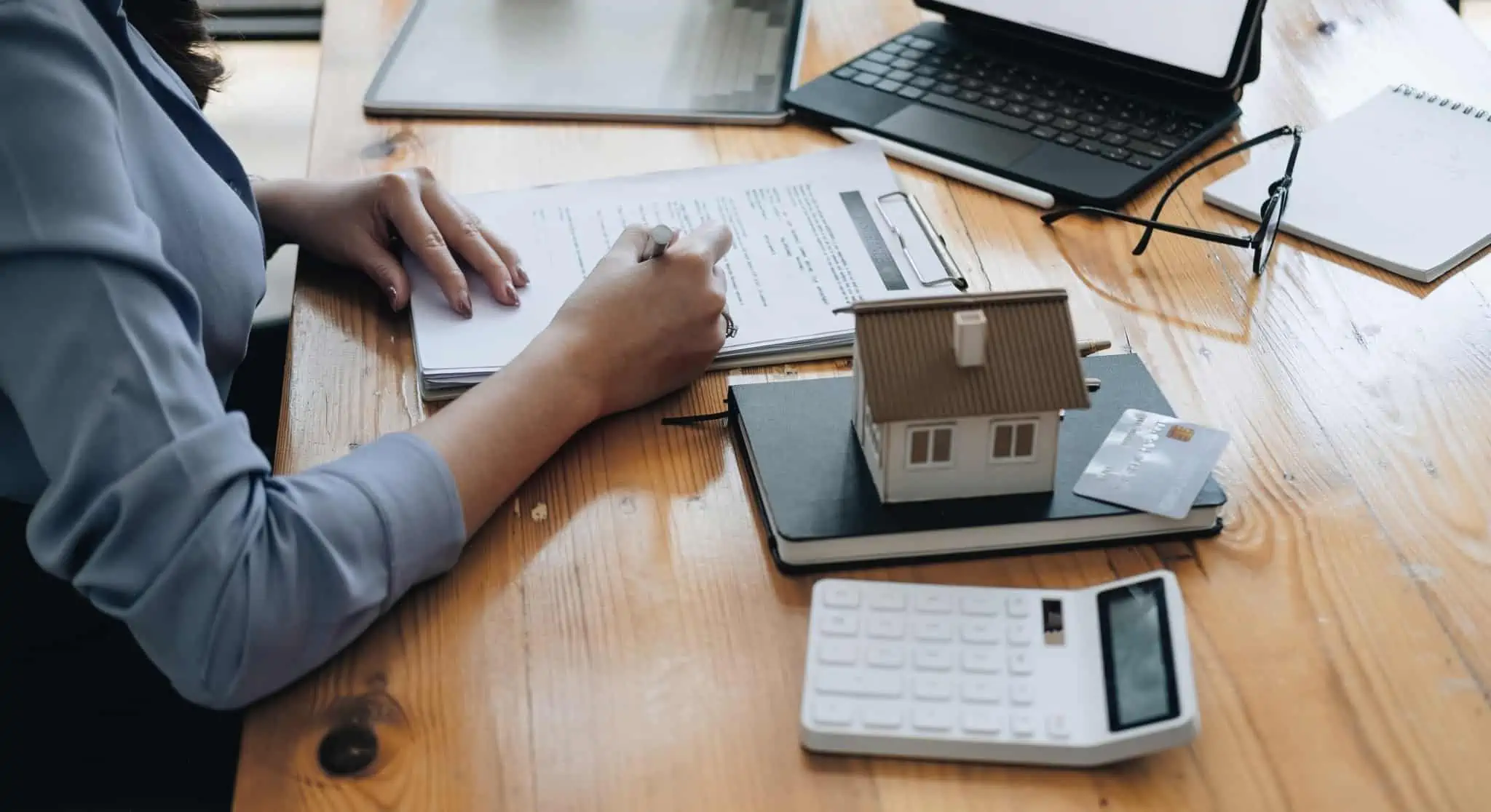 Euribor: devo escolher a 3, 6 ou 12 meses? agente imobiliário a assinar um documento para aprovação do crédito habitação