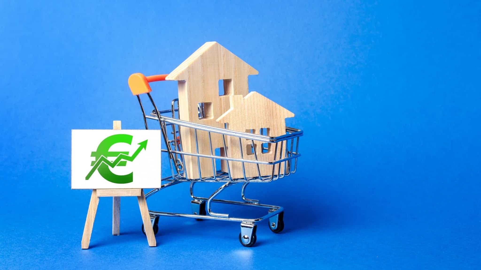 imagem com umas casas em madeira num carrinho de compras e o simboloo do euro com uma sete a subir a demonstrar a subida da Euribor e o aumento da inflação