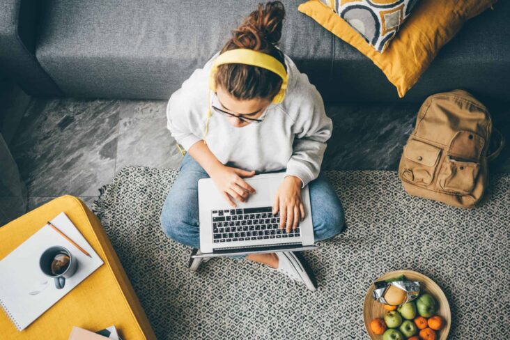 Jovem estudante quer entrar no mercado de trabalho e pesquisa por ofertas de trabalho no seu computador