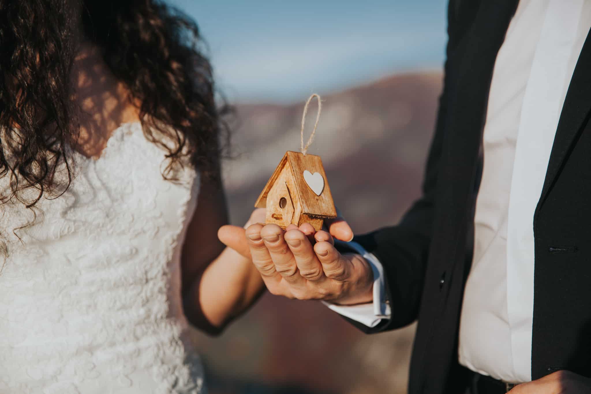 casamento e crédito habitação: dois noivos e uma casa de madeira