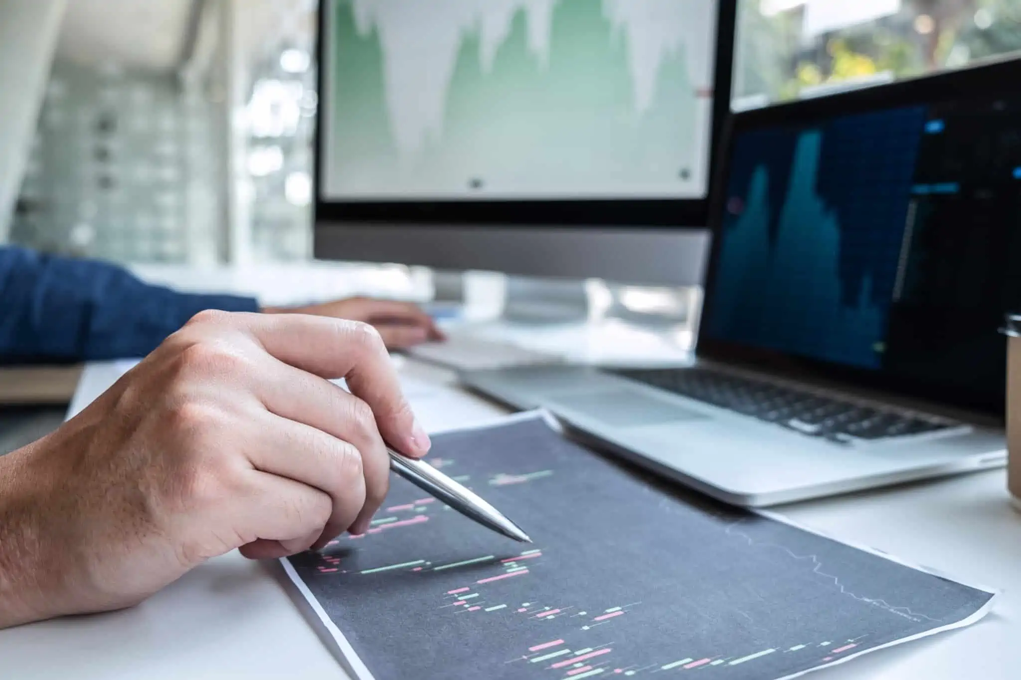 Mercado em queda: O que posso fazer? investidor a analisar gráfico com a evolução do mercado