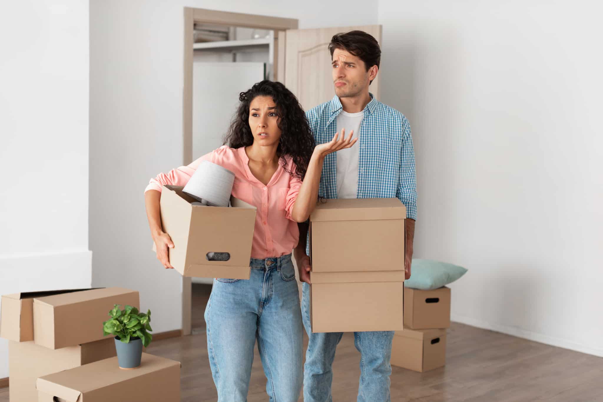 Casal confuso se comprar ou arrendar uma casa