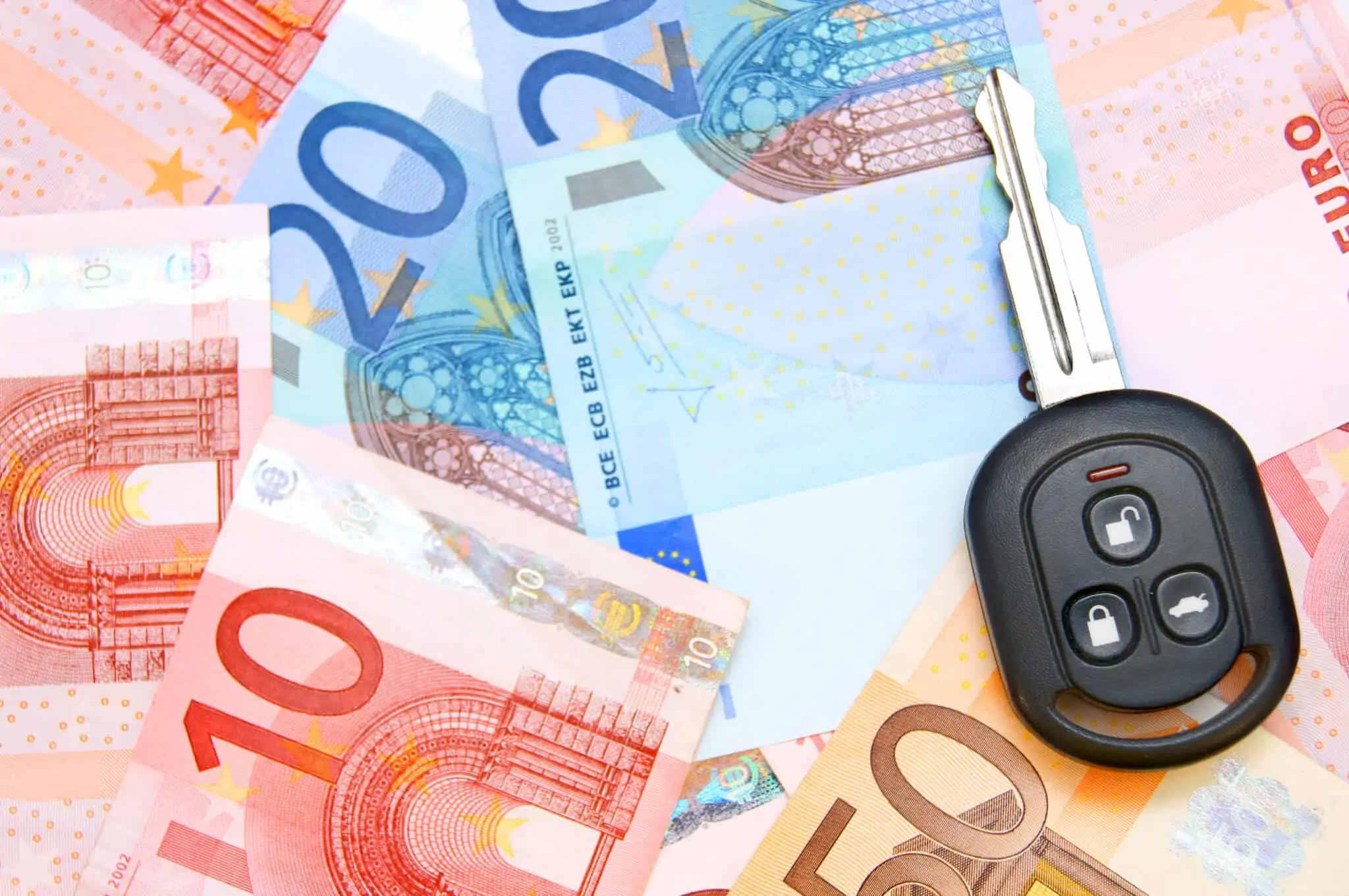 produção fotográfica mostra um conjunto de notas variadas de euro, espalahas aleatoriamente, com uma chave de automõvel em cima, remetendo para a questão das faturas dos combustíveis