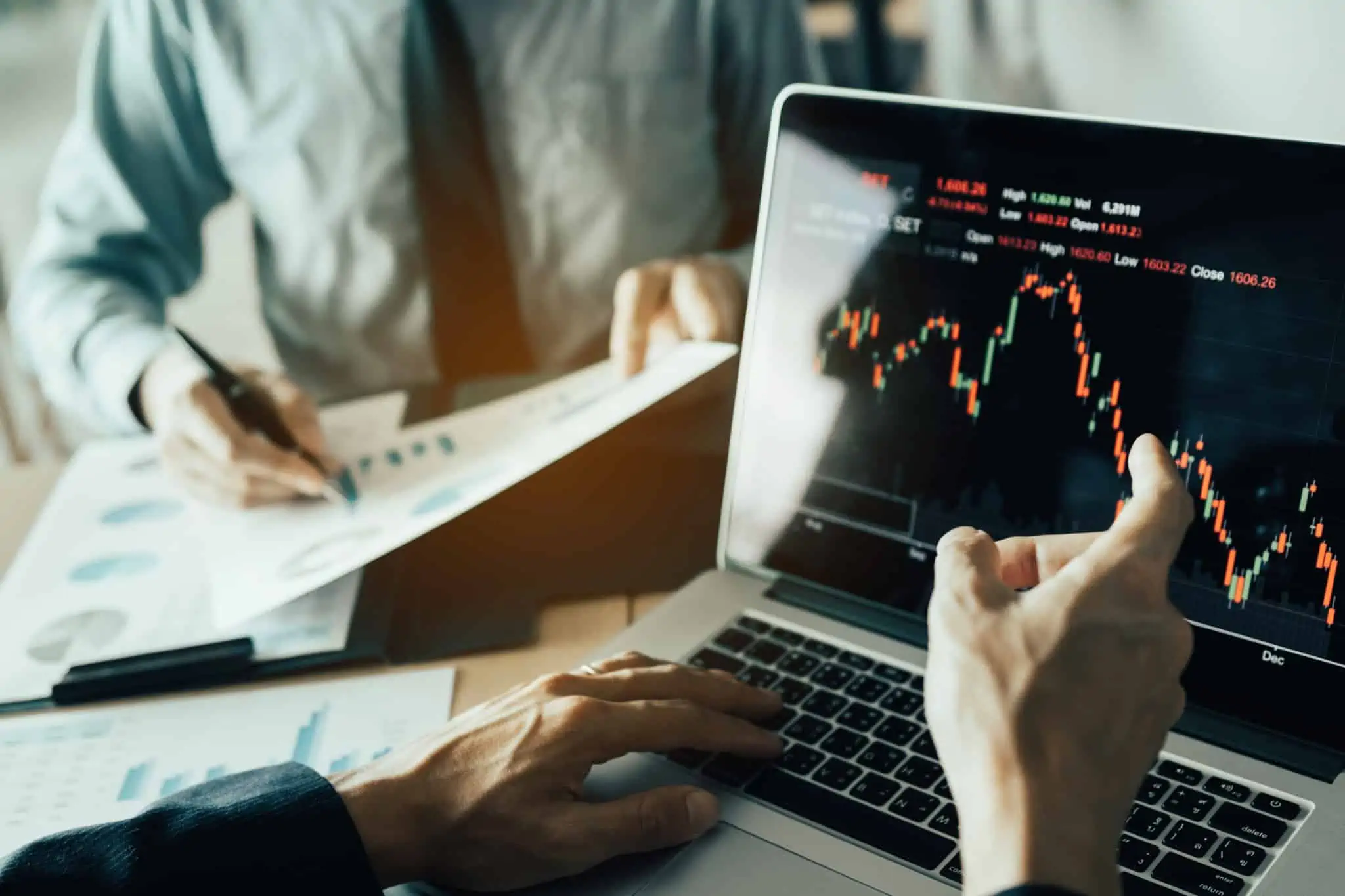 Investidores a analisar gráficos com a evolução das ações de uma empresa após aumentos de capital