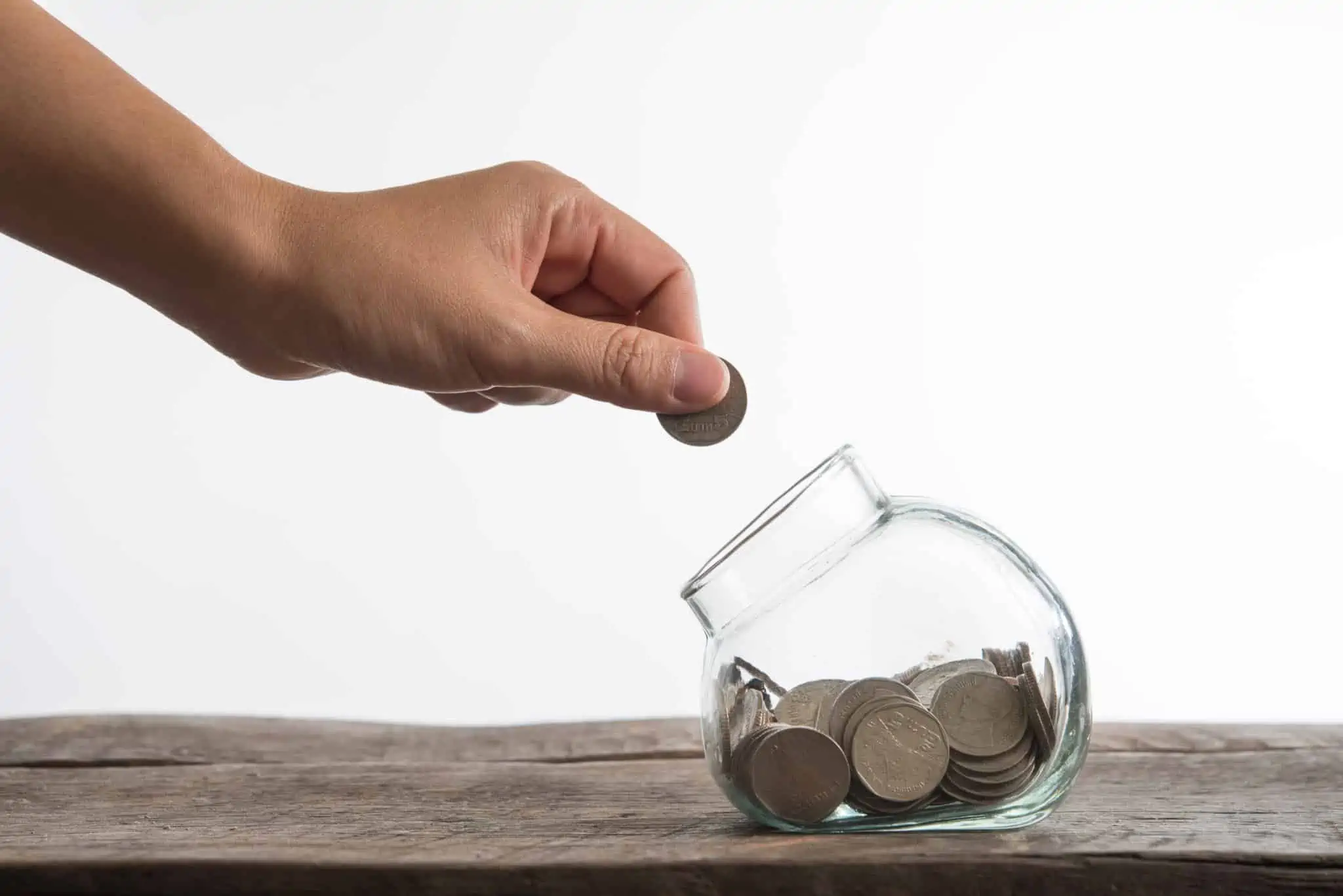 Saiba como pode resgatar o PPR sem penalizações mão de um homem a juntar dinheiro para investir num PPR