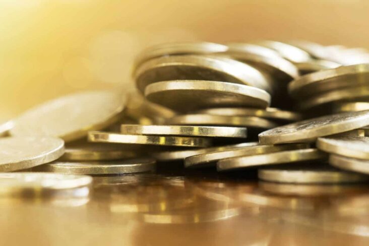 moedas em cima de uma mesa