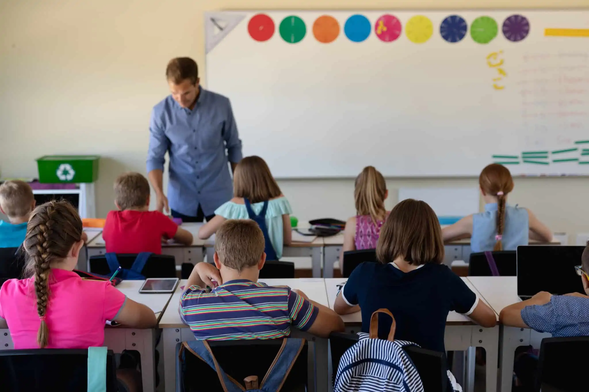 Prova escolar: Para que serve e como proceder? sala de aulas com crianças, estudantes que precisam de fazer prova escolar, atentos ao professor que dá a aula