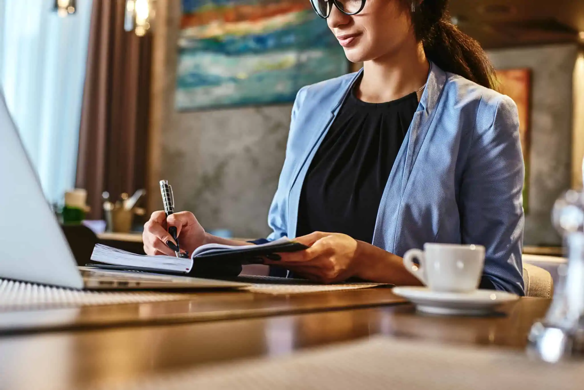 jovem no seu primeiro emprego a tirar notas de como aumentar o deu profissionalismo
