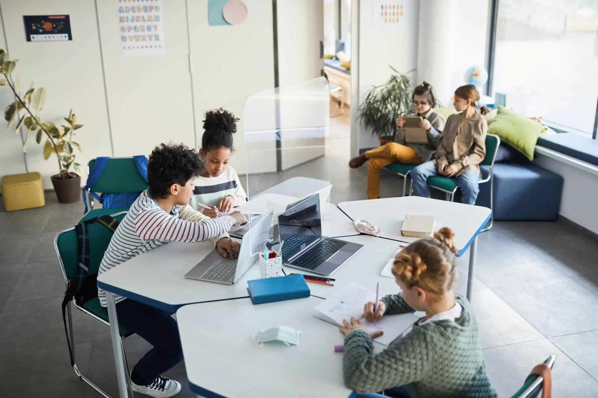 Educação financeira infantil: O segredo para um futuro financeiro brilhante crianças a estudar num centro de explicações