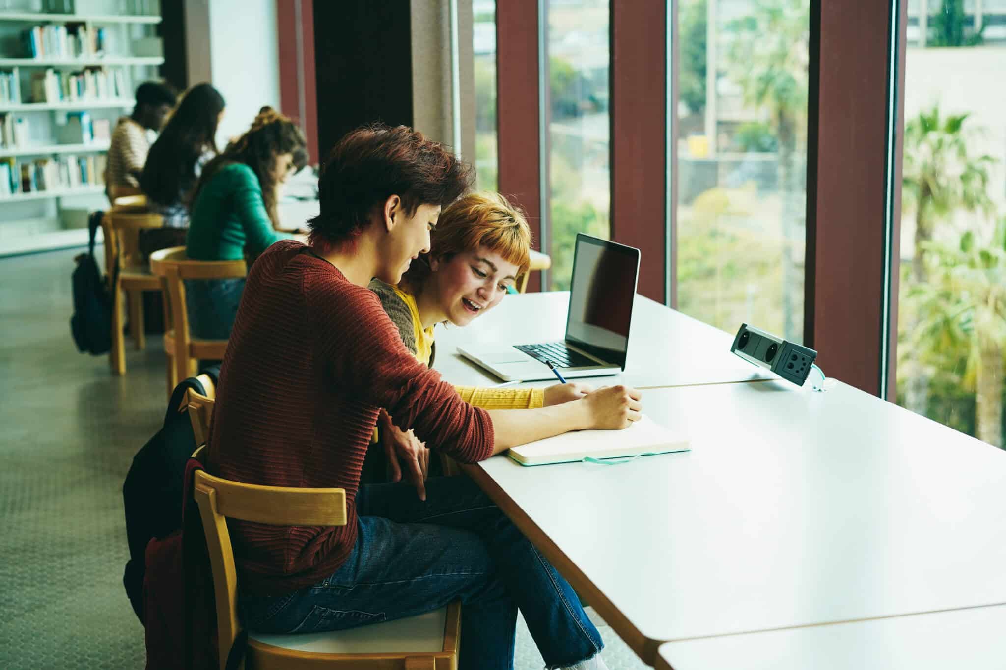 Novas medidas para estudantes e jovens trabalhadores grupo de estudantes e jovens trabalhadores em anbiente de universidade