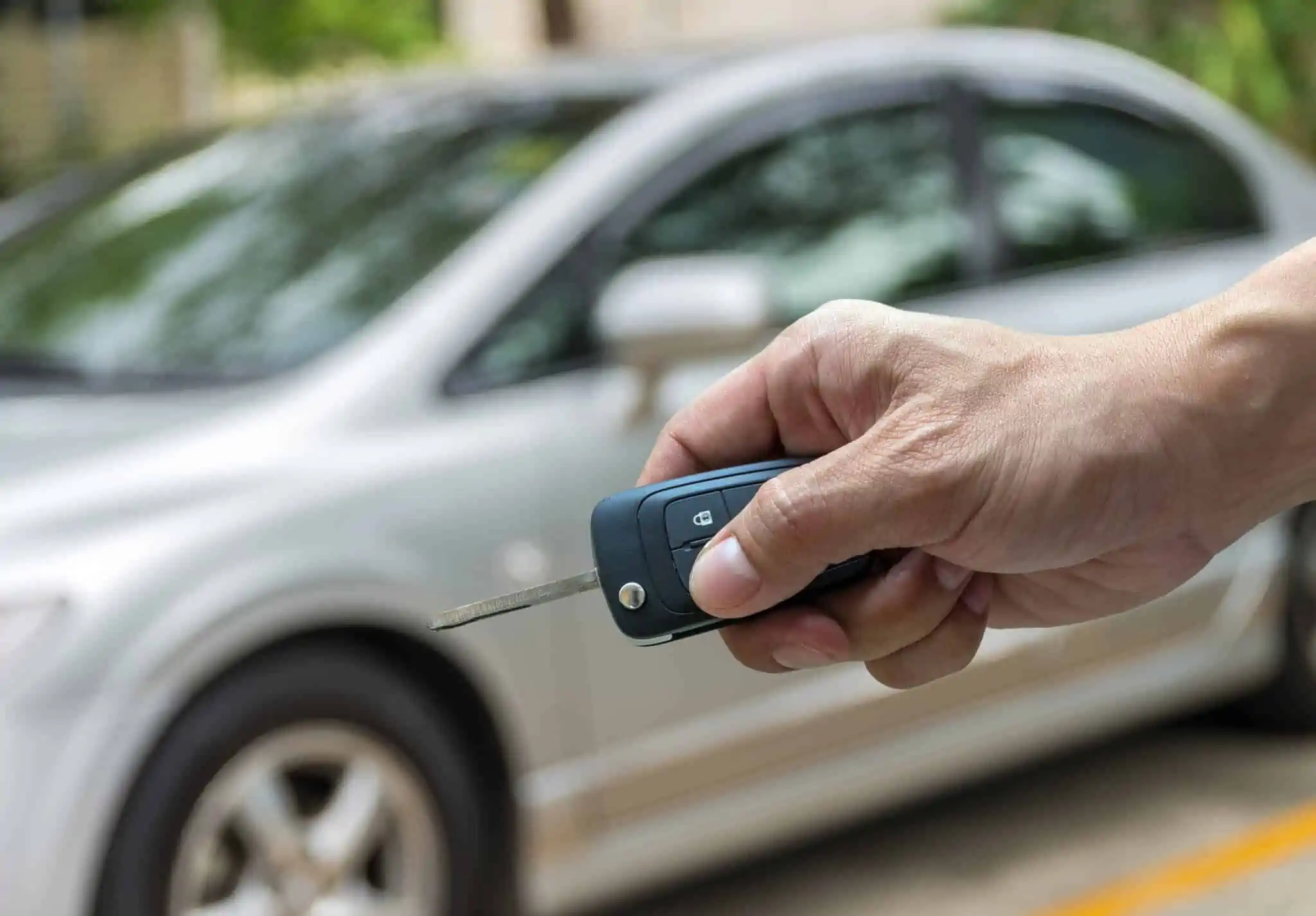 IUC em atraso: Como pagar e a que coimas está sujeito mão a segurar a chave de um carro