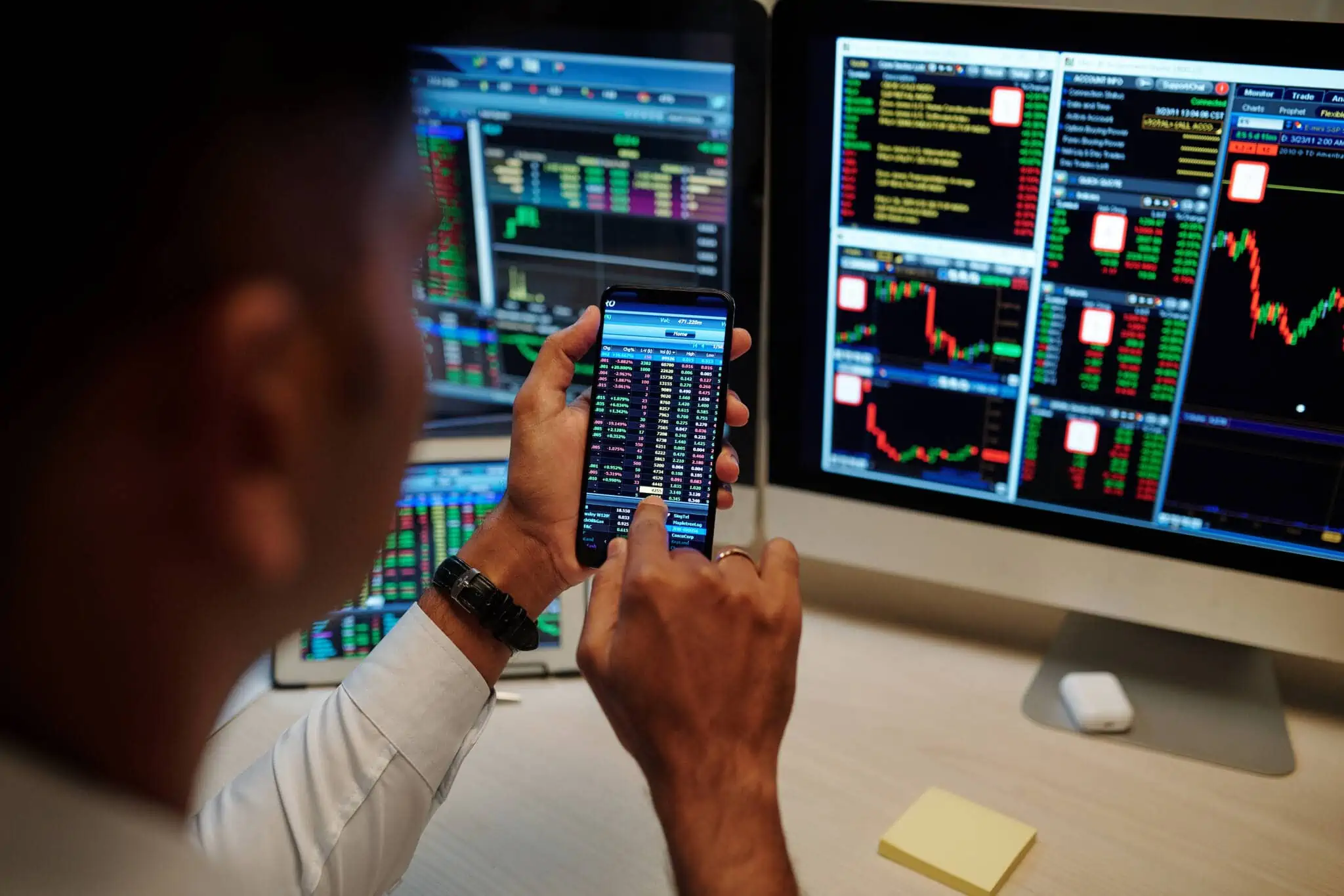 O que é o short selling? homem a negociar ações através do smartphone