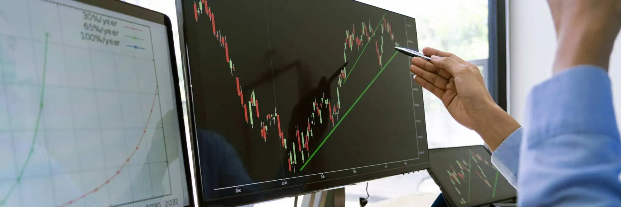 Como escolher a corretora ideal para colocar as suas ações? trader a analisar grafico dos mercados