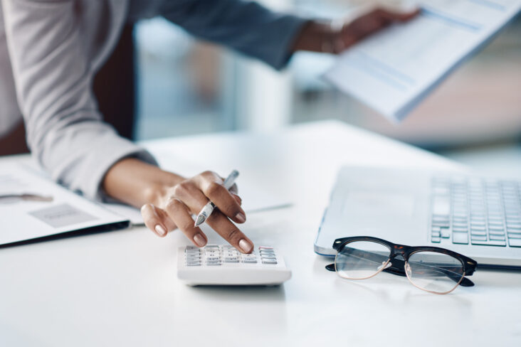 pessoa a utilizar a calculadora para saber qual é o valor dos pagamentos por conta de IRC