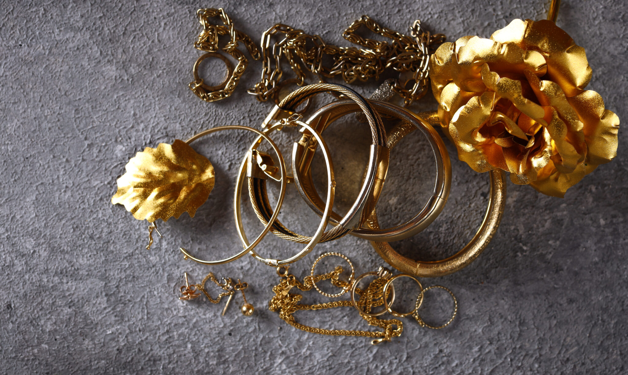 peças de joalharia em ouro