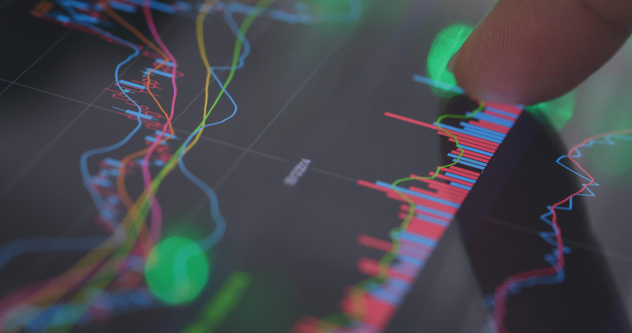 investidor a mexer num ecrã demonstrando a evolução dos mercados financeiros