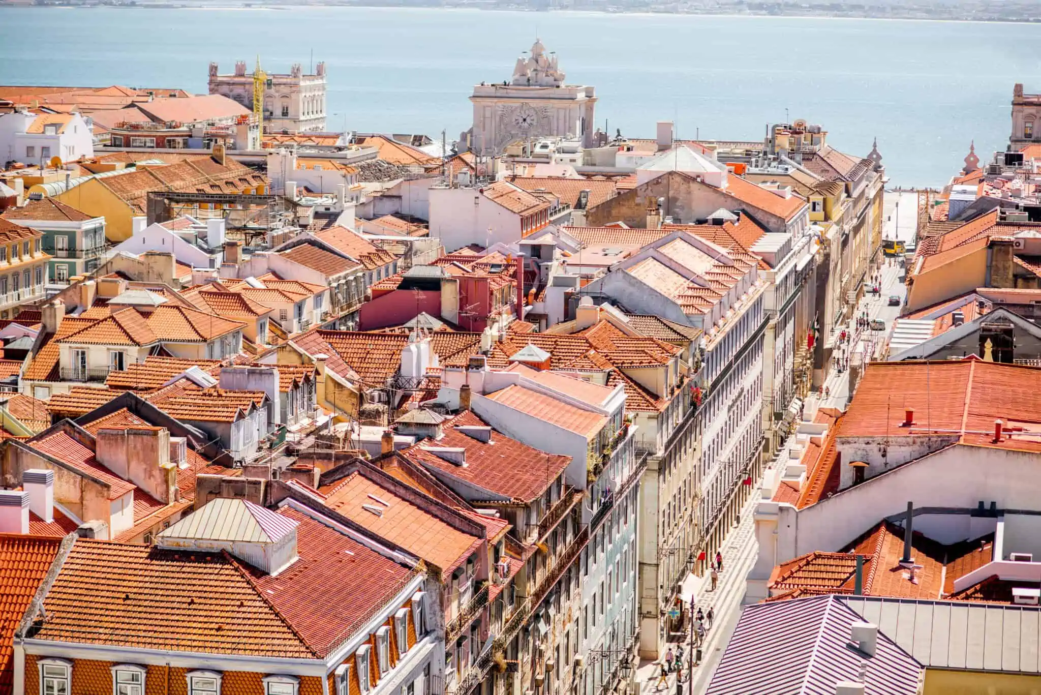 Vista aérea de uma rua da baixa de Lisboa