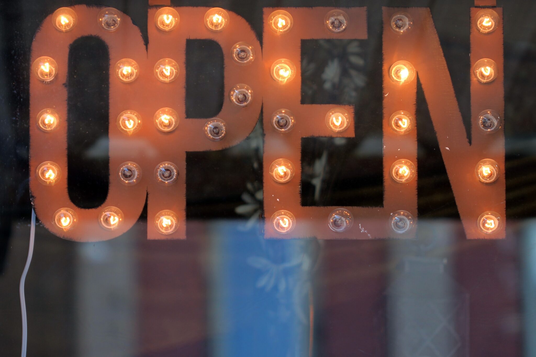 Quer trabalhar por conta própria? Saiba o que considerar primeiro palavra aberto em inglês, ou seja, open, significando a abertura de um empresa, de um negócio por conta própria