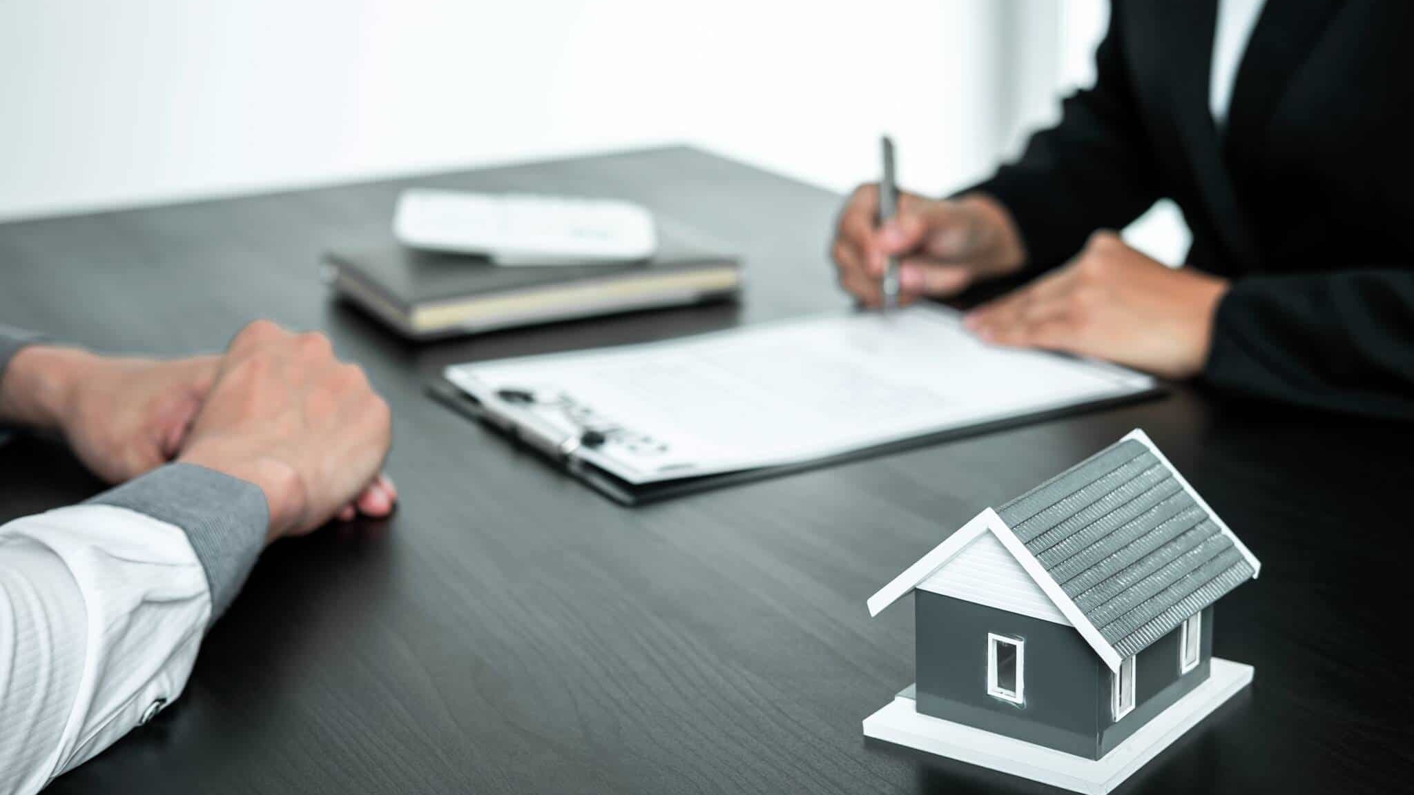 cliente a assinar contrato de crédito habitação