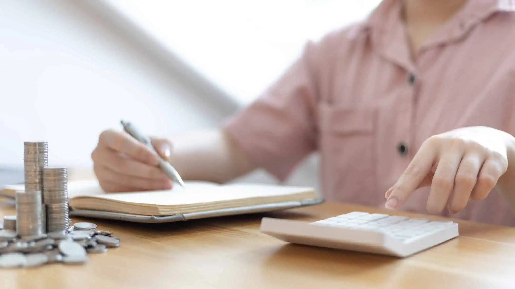 Não tem um fundo de emergência? Primeiros passos para construir o seu jovem mulher gere o seu fundo de emergência e mostra os passos para o construir, recorrendo a listas de despesas e orçamentos , juntamente com uma calculadora