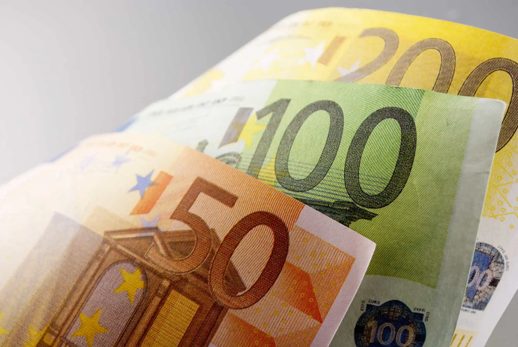 Mapa de responsabilidades: Quem emite e como poder aceder? notas de euros de diferentes valores , ilustrando o papel Banco de Portugal